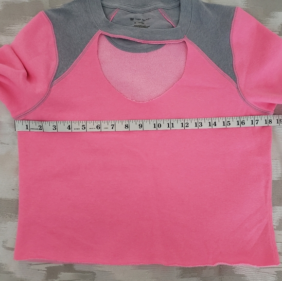 💕Bright Pink Crop Top Sweater- Cute!💕 - Picture 7 of 7